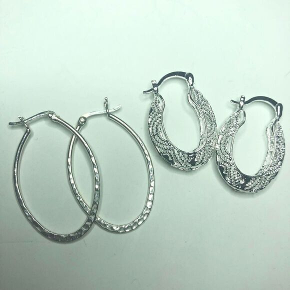 611 Lot of 2 silvertone Large  oval hammered/ filigre hoop earrings - Picture 2 of 2